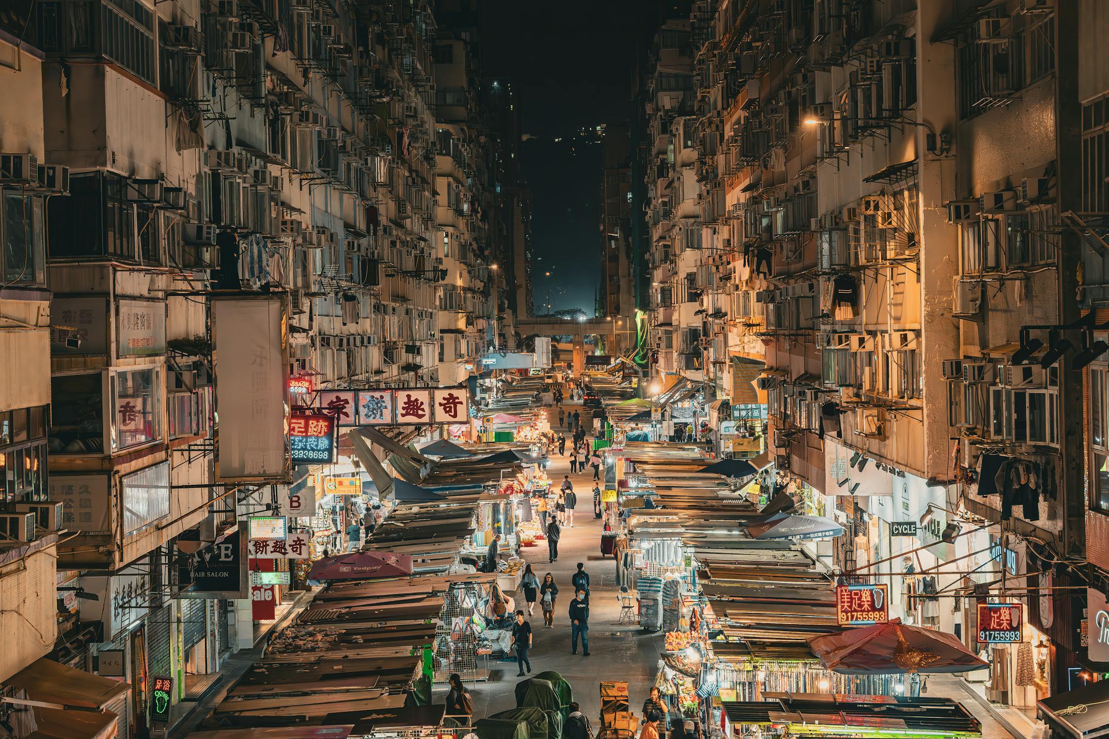 free-photo-of-drone-shot-of-illuminated-mong-kok-shopping-area-in-hong-kong-china